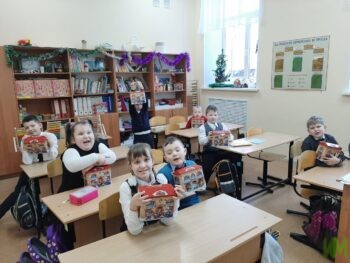 Ученики Казанской школы №61 с новогодними подарками