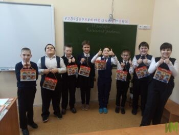 Ученики Казанской школы №61 с новогодними подарками
