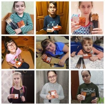Дети с подарками от "Невской палитры"