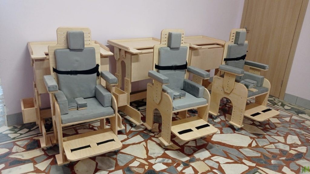 Три парты и три стула для БУ ЧР «Кугесьский детский дом-интернат для умственно отсталых детей»