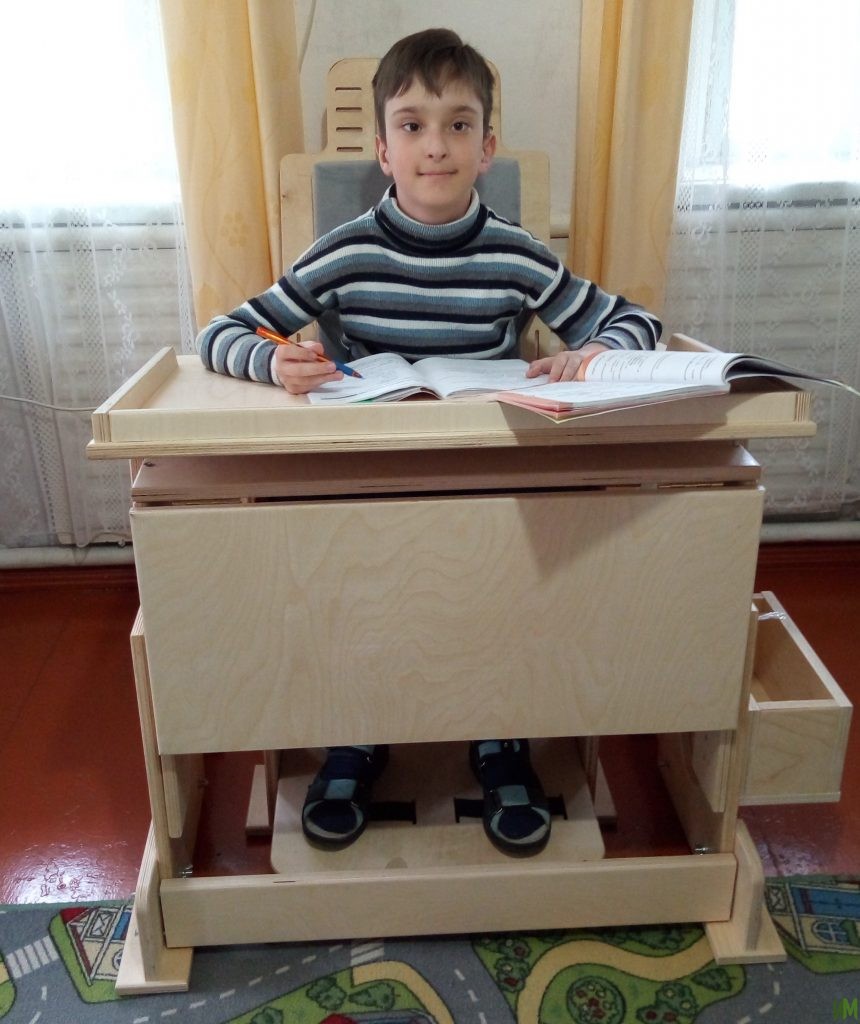 Елисеев Всеволод получил специализированные стол и стул