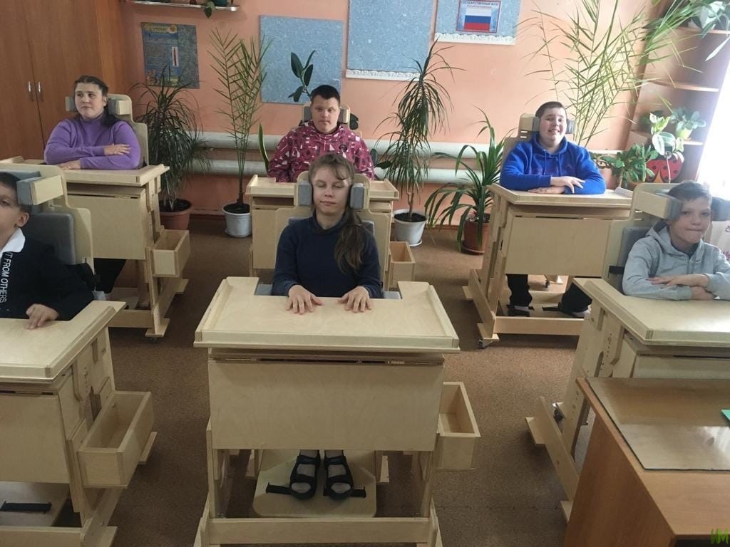 В Гуковскую школу-интернат №11 прибыли 6 парт и 6 стульев для учебы