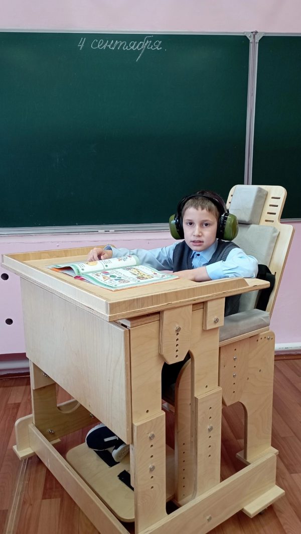 В Воткинскую школу для обучающихся с ОВЗ прибыли 3 парты и 3 стула «Мечта»