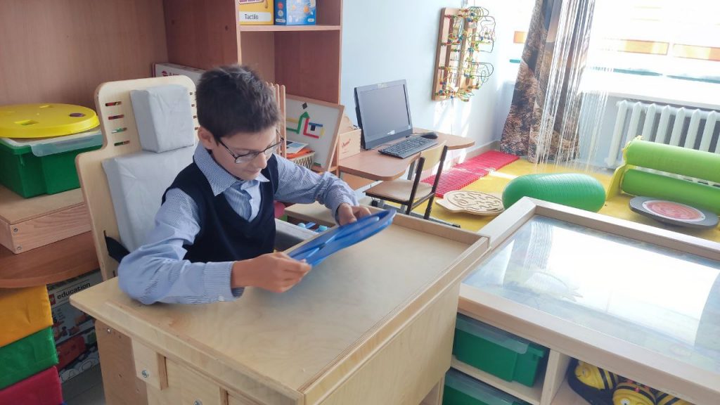 Специальная (коррекционная) общеобразовательная школа-интернат г. Коврова получила 5 парт и 5 стульев
