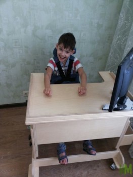 Иванов Данил за партой