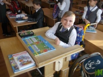 Семенов Рома в школе за специализированной партой