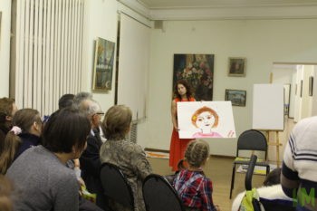 Светлана Владимировна начала показывать всем гостям работы деток.