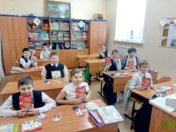 Ученики "Казанской школы №61 для детей с ОВЗ" с канцтоварами