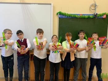 Ученики "Казанской школы №61 для детей с ОВЗ" с канцтоварами