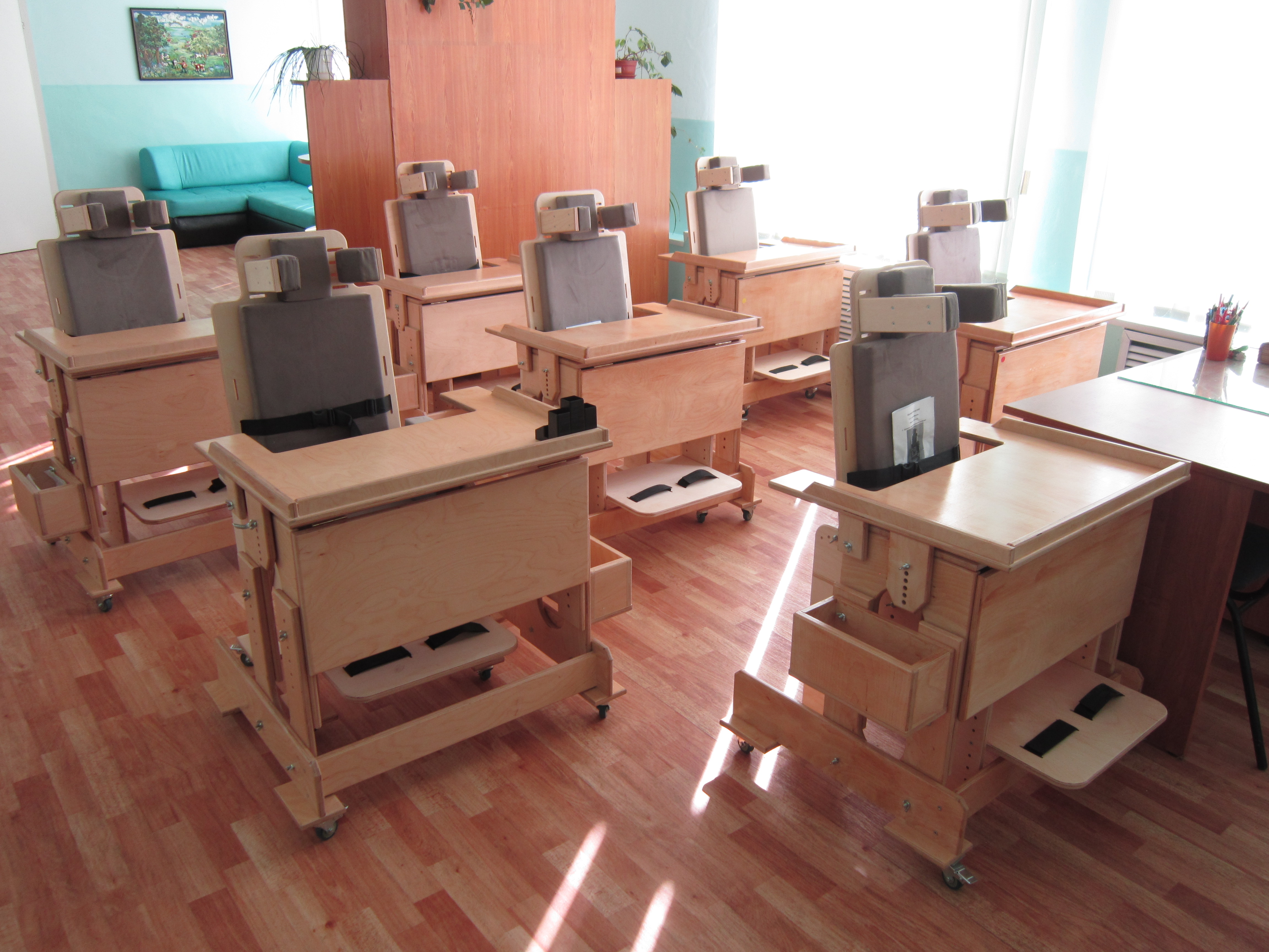 Школа-интернат «Улыбка» получила 7 стульев «Мечта»