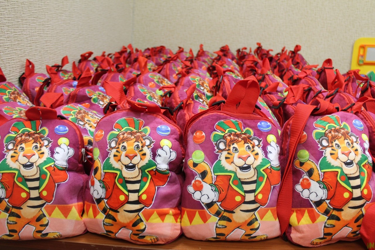 150 новогодних подарков-рюкзаков для малышей