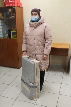 Мама Белоглазова Ислама с новым стулом для сына