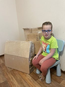 Камилла получила парту и стул для занятий