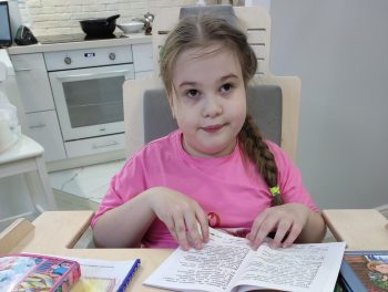 В Омск к Софии прибыли парта и стул для уроков