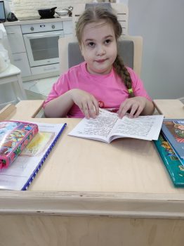 В Омск к Софии прибыли парта и стул для уроков