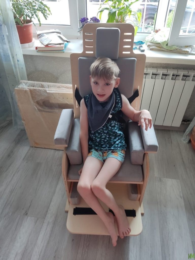 Цибулин Макар получил специализированные парту и стул