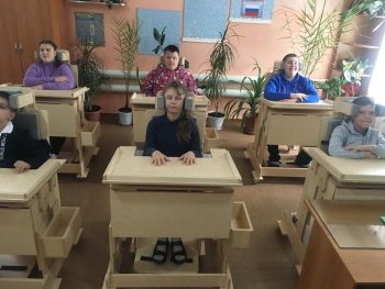 В Гуковскую школу-интернат №11 прибыли 6 парт и 6 стульев для учебы