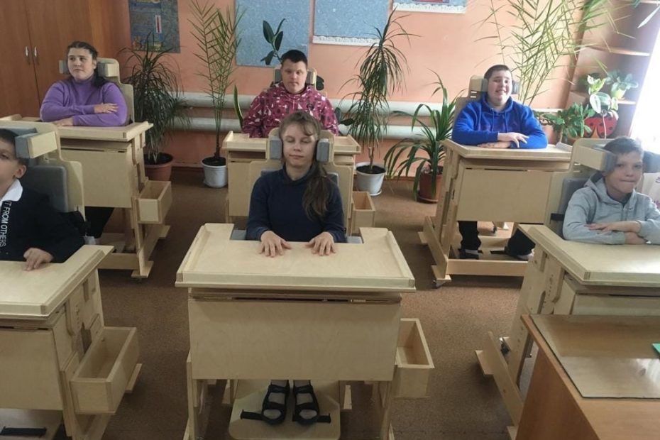В Гуковскую школу-интернат №11 прибыли 6 парт и 6 стульев для учебы