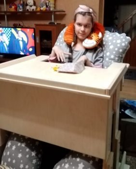 Удобные учебные парты для 5 особенных ребят