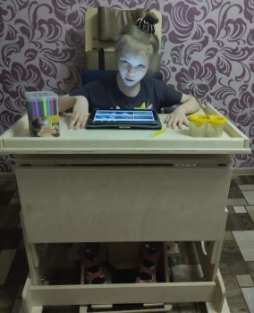 Удобные учебные парты для 5 особенных ребят
