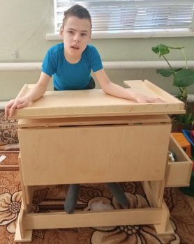 Удобные учебные парты для 5 особенных ребят