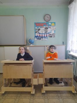 2 парты и 2 стула