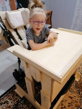 Лежнева Алена с партой