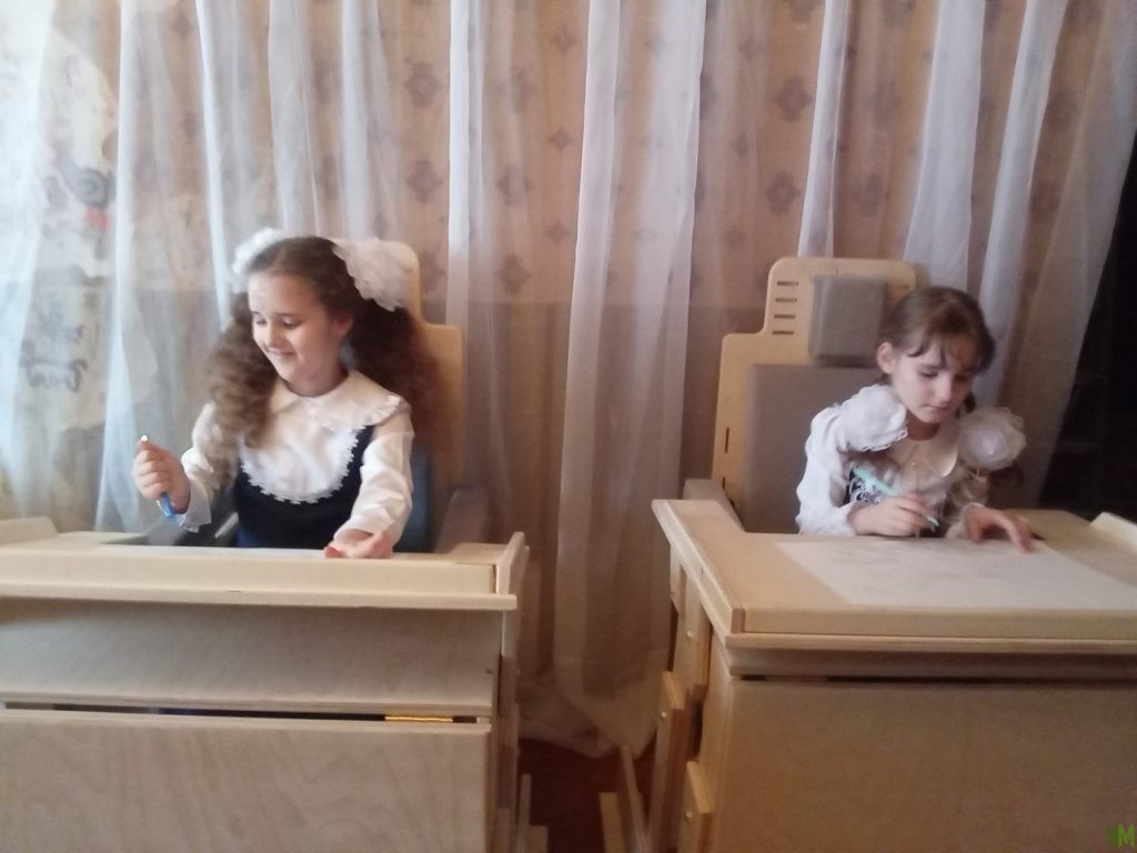 Сестры Лесогор получили парты и стулья «Мечта»