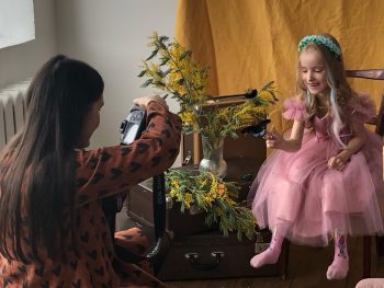 Нежная фотосессия для девочек на 8 Марта