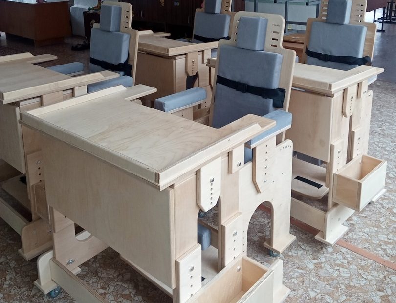 8 парт и 8 стульев для реабилитационного центра в Йошкар-Оле