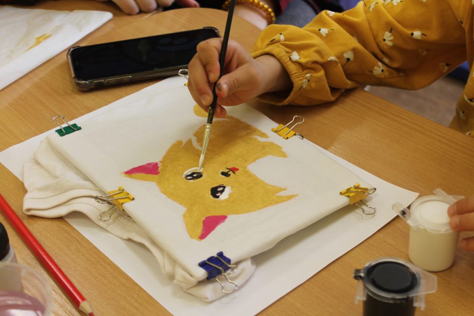 В детской комнате прошли мастер-классы по рисованию на ткани