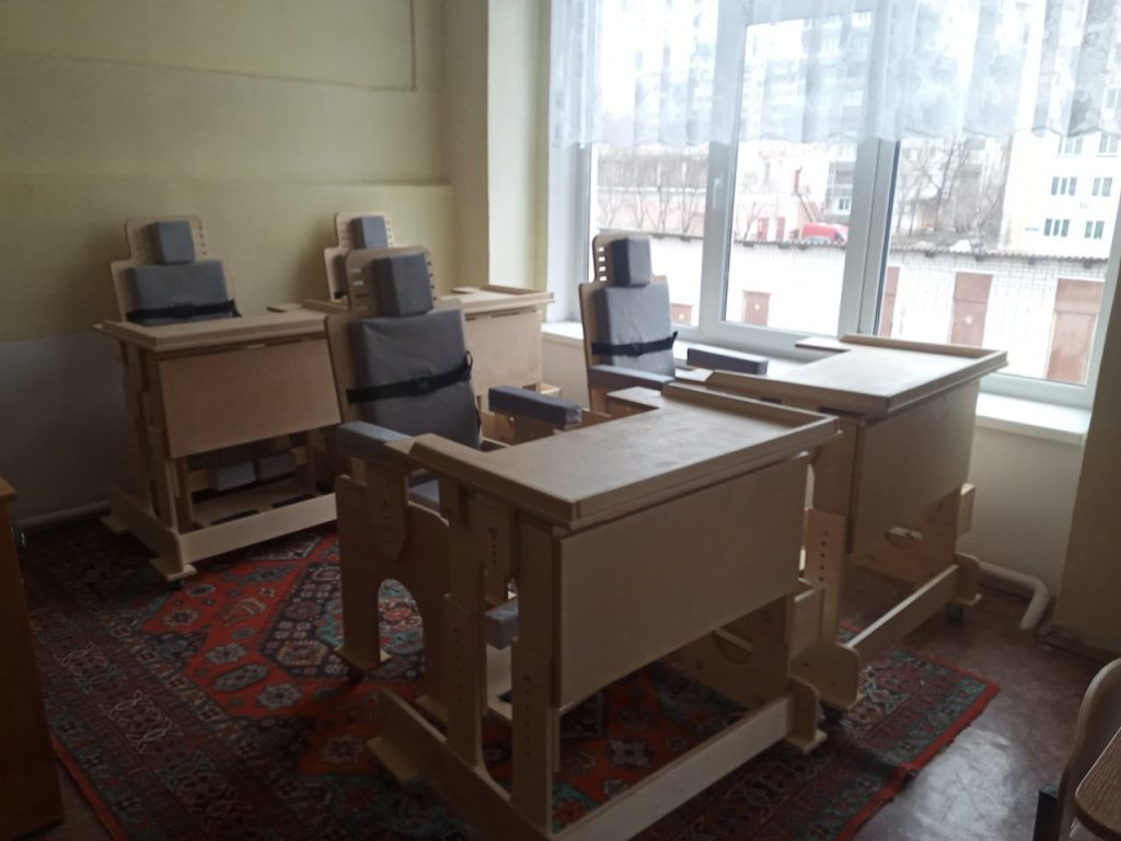 8 парт и 8 стульев для реабилитационного центра в Йошкар-Оле