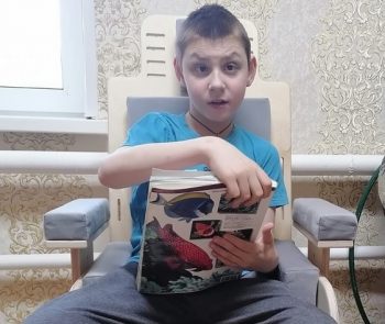 Специализированные стулья для трех особенных мальчиков