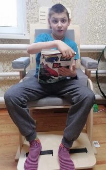 Специализированные стулья для трех особенных мальчиков