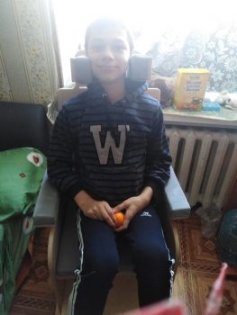 Специализированные стулья для трех особенных мальчиков