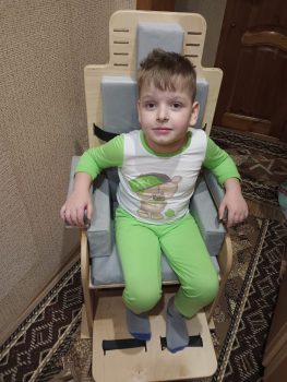 Стулья «Мечта» для четырех мальчиков из нашего фонда