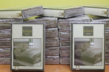 Особенные девочки и мальчики получили постельное белье