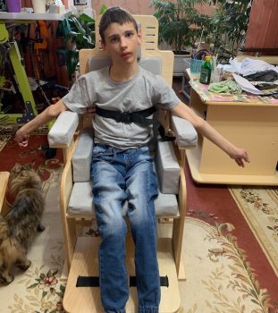 Специализированные стулья для Пети и Захара
