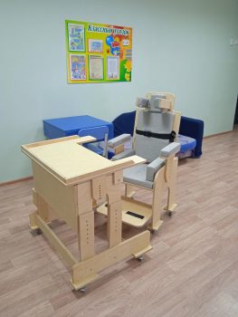 Шахтинская специальная школа-интернат №16 и три комплекта парт и стульев «Мечта»