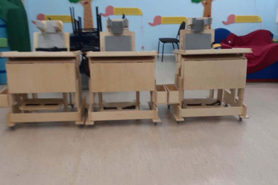 Для воспитанников школы-интерната №1 г. о. Электросталь прибыли три парты и три стула