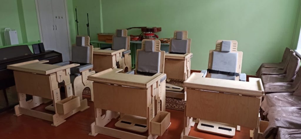 Воспитанники Глазовского детского дома-интерната получили парты и стулья «Мечта»