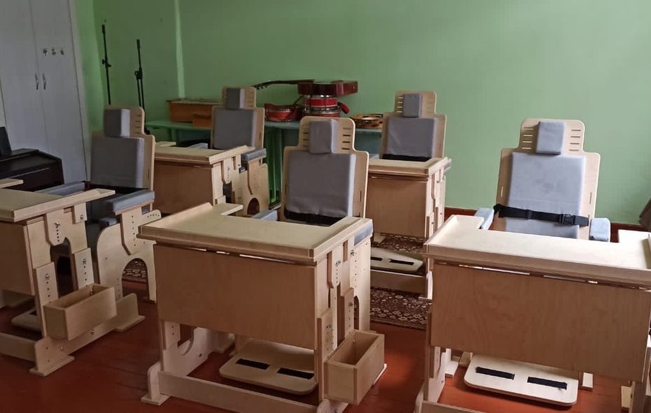 Воспитанники Глазовского детского дома-интерната получили парты и стулья «Мечта»