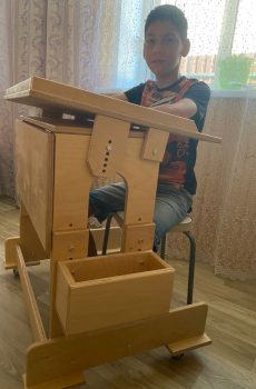 Специализированные столы «Мечта» для 4 особенных мальчиков