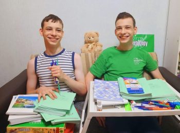 Большая раздача канцтоваров в фонде завершилась!