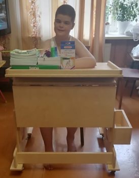 Специализированные столы «Мечта» для 4 особенных мальчиков