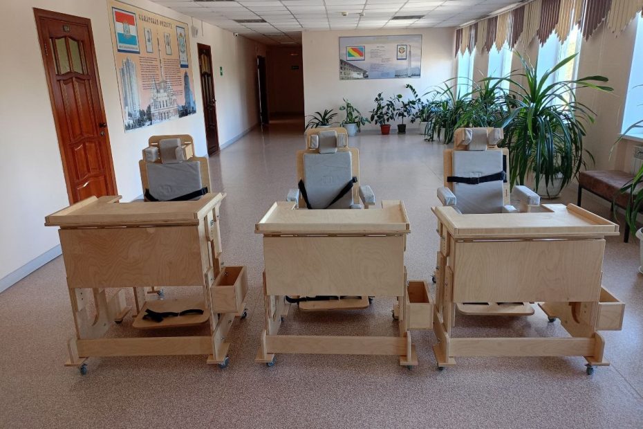 3 парты и 3 стула для школы-интерната №4 для обучающихся с ОВЗ г. Самары