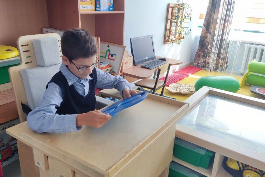 Специальная (коррекционная) общеобразовательная школа-интернат г. Коврова получила 5 парт и 5 стульев