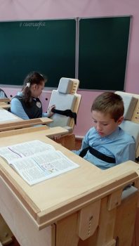 В Воткинскую школу для обучающихся с ОВЗ прибыли 3 парты и 3 стула «Мечта»