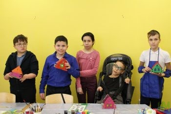 цветные домики из картона в детской комнате фонда
