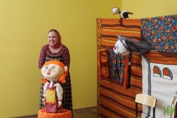 спектакль кукольного театра "Пеликан" в детской комнате фонда
